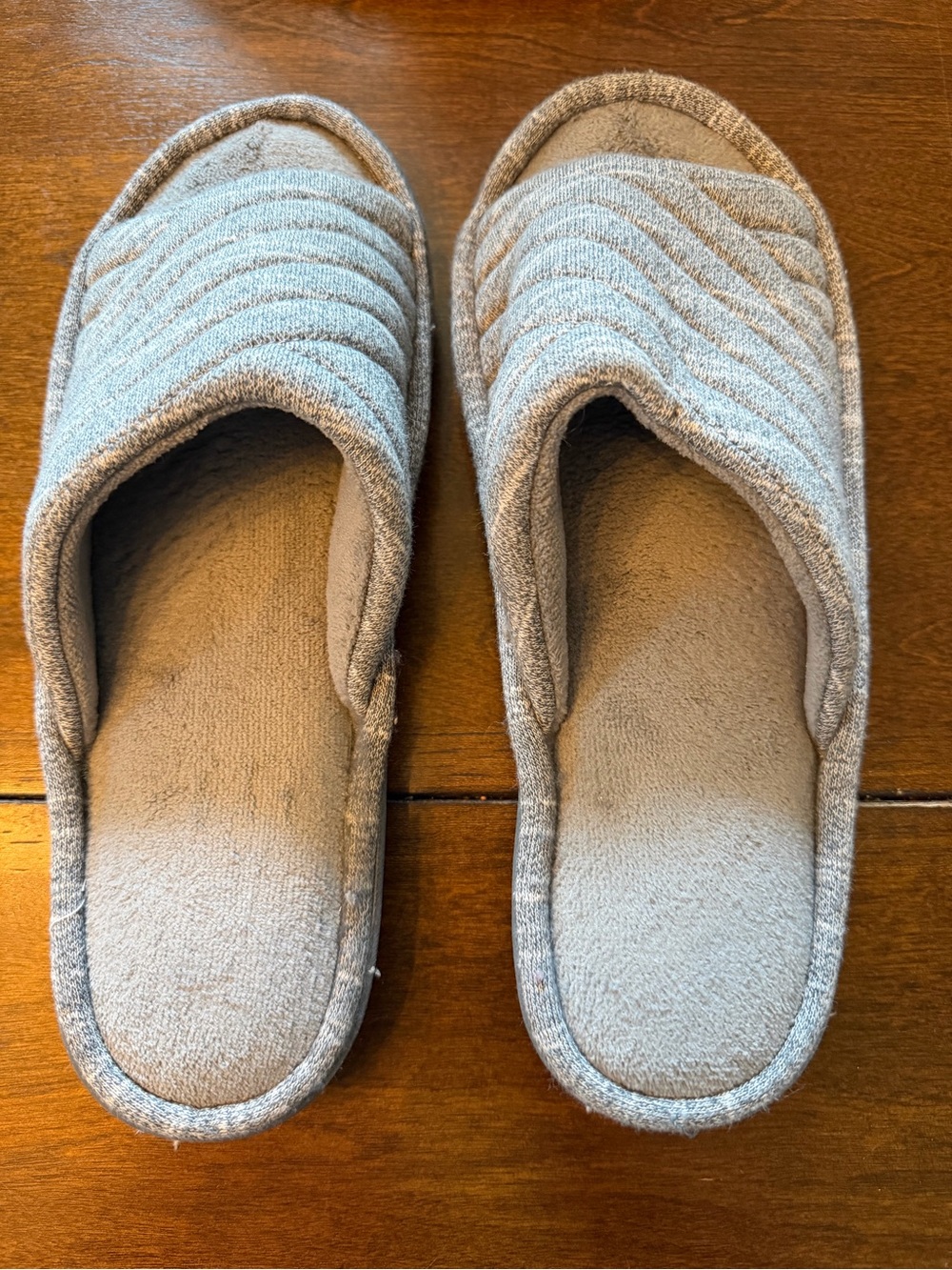 isotoner Light Gray Plush Open-Toe Spa Slippers - Like New